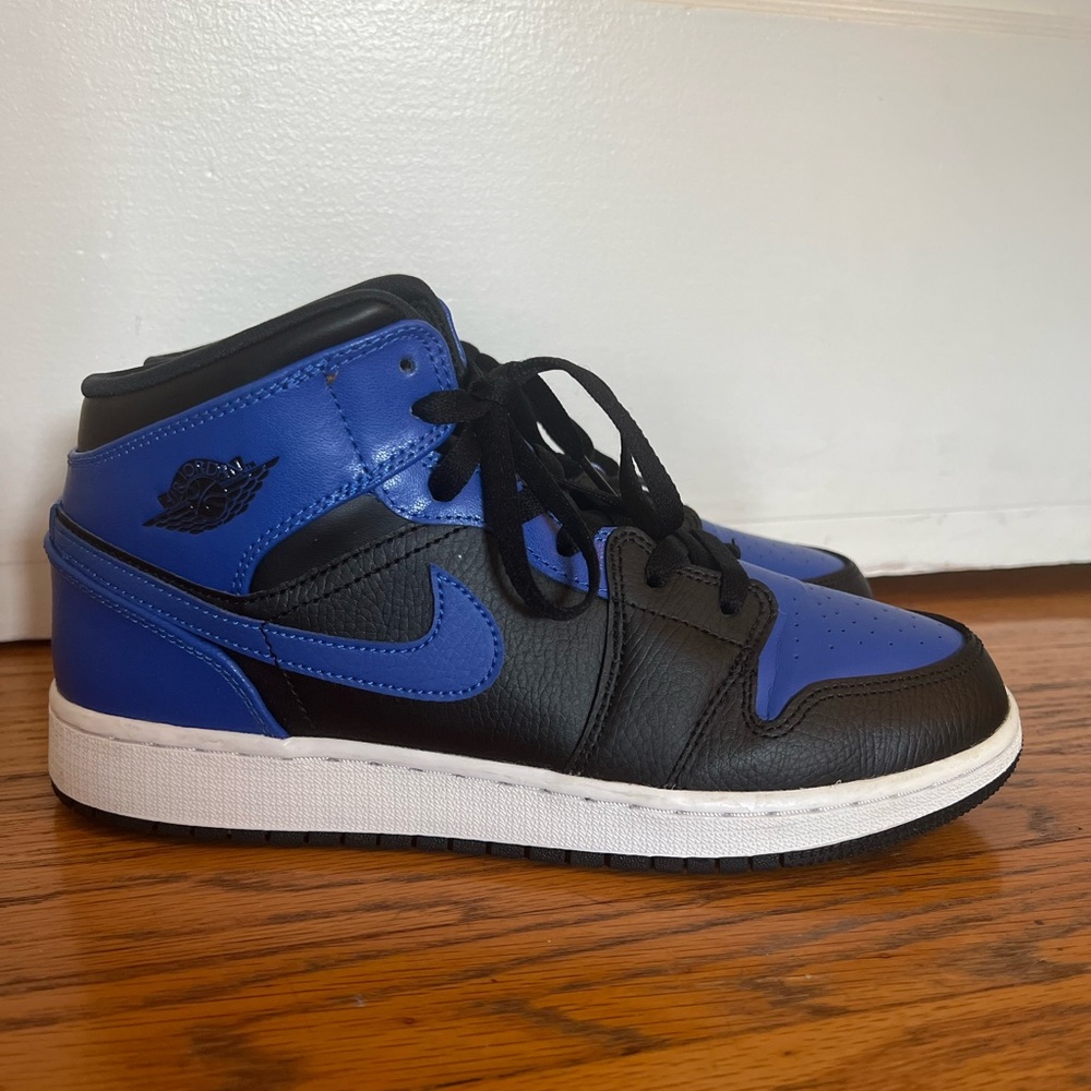 Jordan 1 Royals size 7. Gently used in great condition.